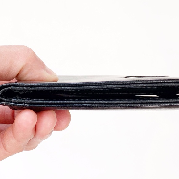 mobi.D (mobile digital) Smart AirTag Classic Leather Wallet - Picture 7 of 12